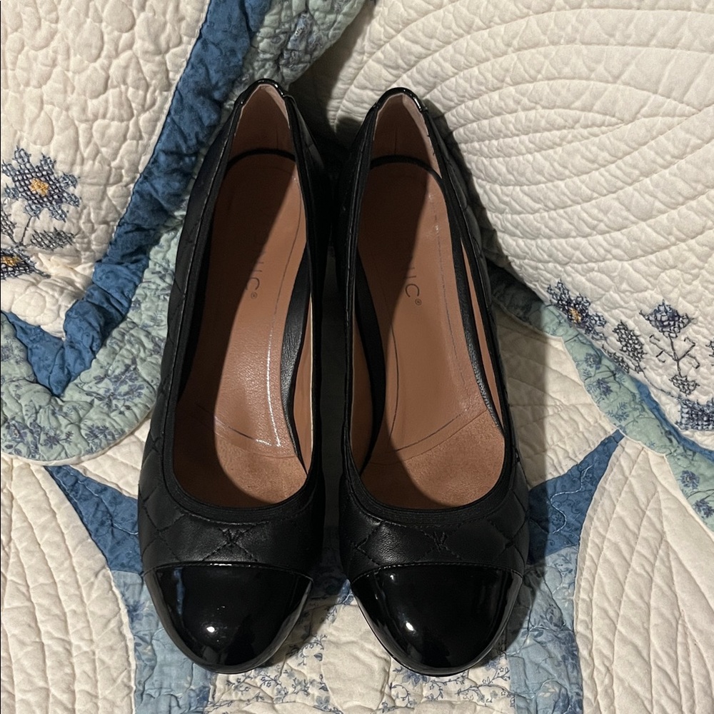 Vionic Black Quilted Heels